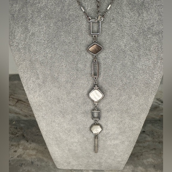 Elegant Silver Geometric Necklace - Picture 1 of 4